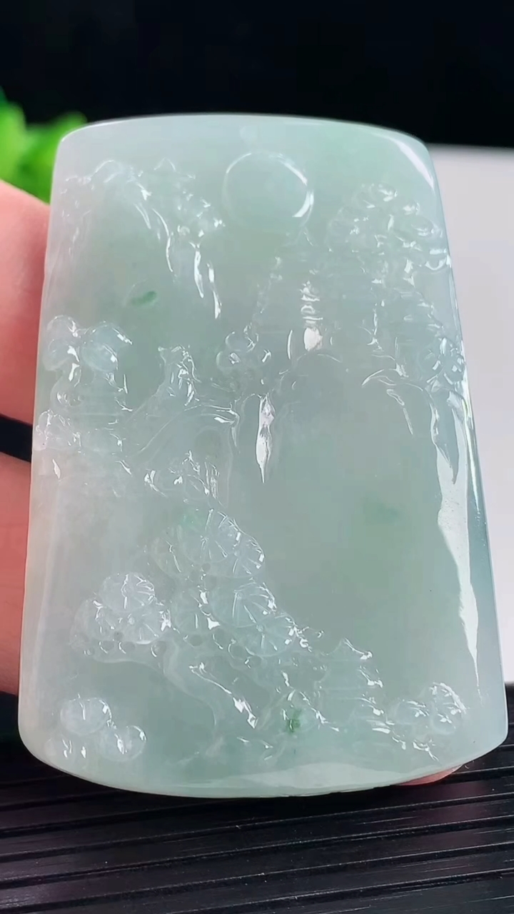 天然A货翡翠山水牌吊坠，尺寸56-38-5.6重量:28.35g
5月7日