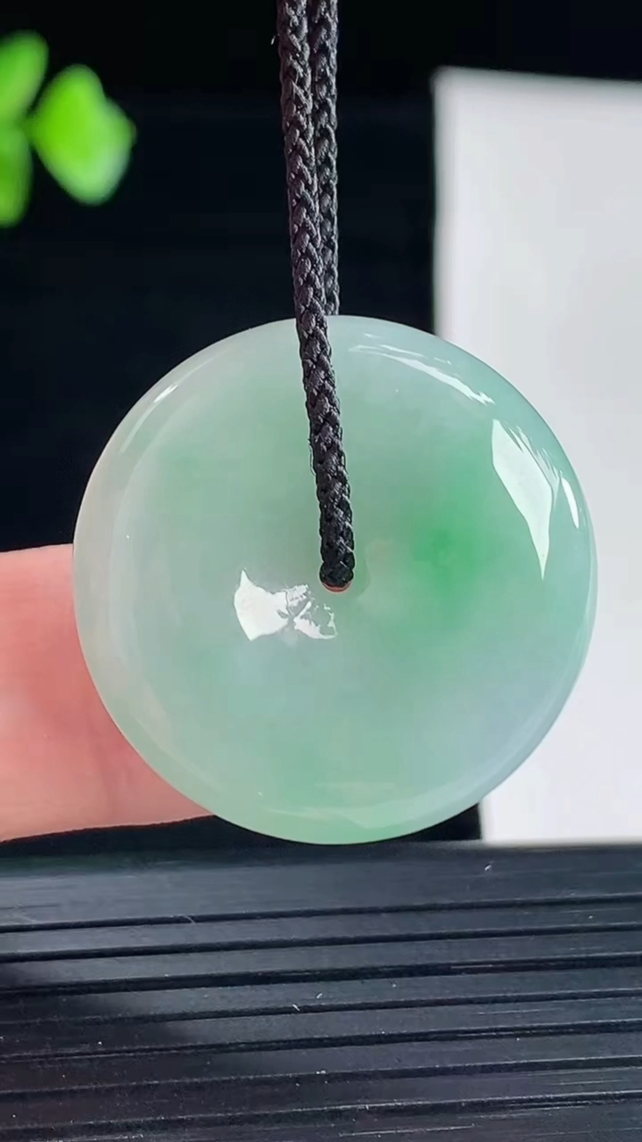 天然A货翡翠平安扣吊坠，尺寸26.5-5.8重量:8.58g
5月7日