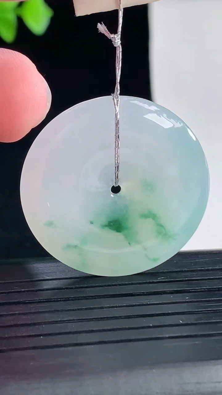 天然A货翡翠冰种飘花平安扣吊坠，尺寸31.5-6重量:10.96g
5月7日