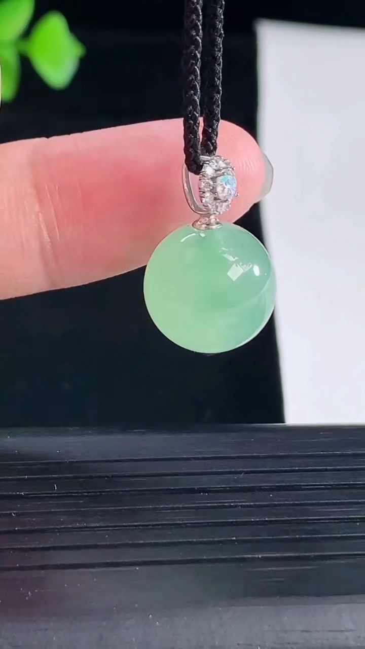 天然A货翡翠圆珠吊坠，尺寸13重量:4.04g5月7日
工厂直销收藏佳品,种好水足，色泽均匀，有种有色，上手高大气！