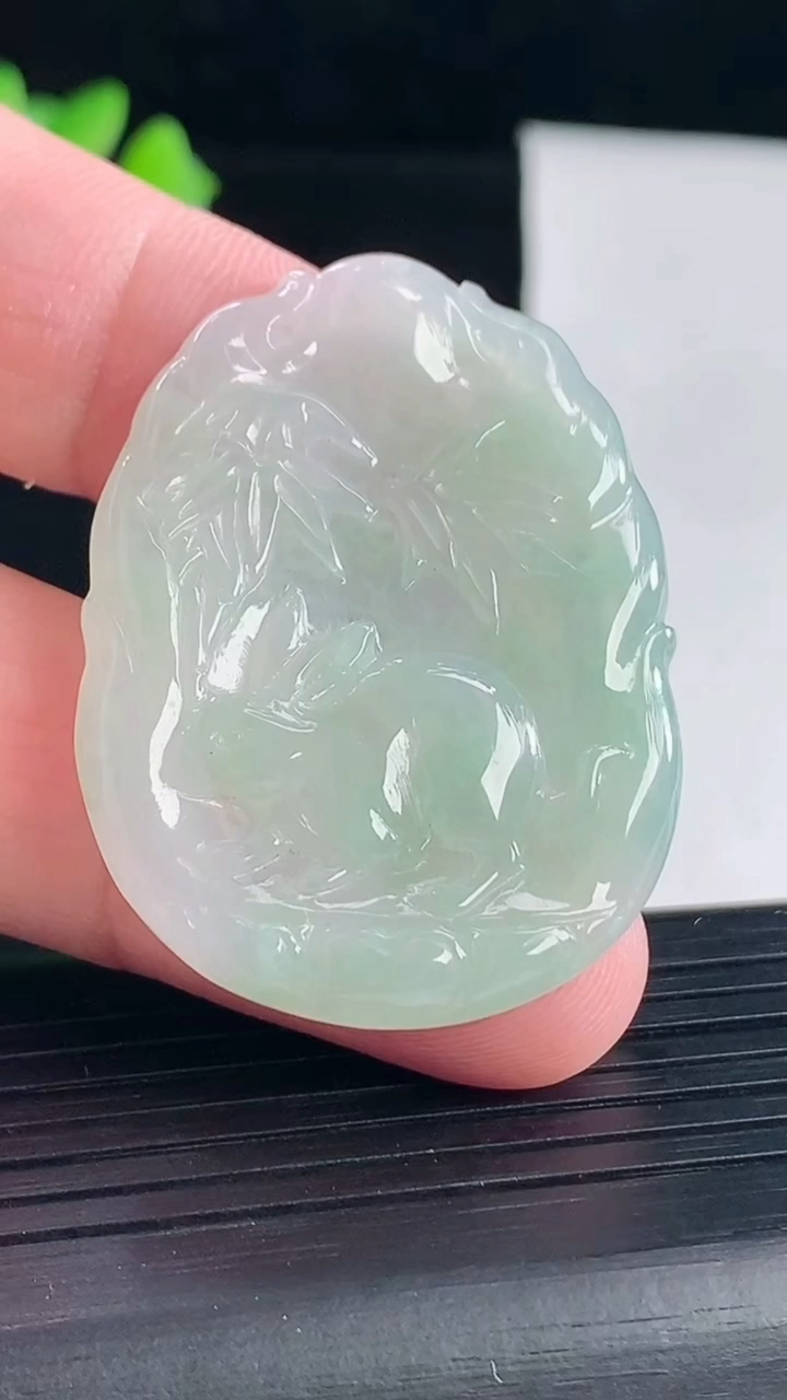 天然A货翡翠生肖兔吊坠，尺寸41-31.5-3.8重量:8.94g
5月7日