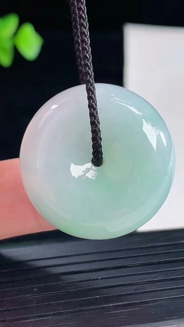 天然A货翡翠路路通吊坠，尺寸28-11.8重量:19.39g
5月7日