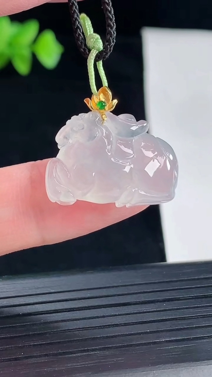天然A货翡翠种白冰生肖马吊坠，尺寸22.6-16-7.2重量:4.8g
5月7日