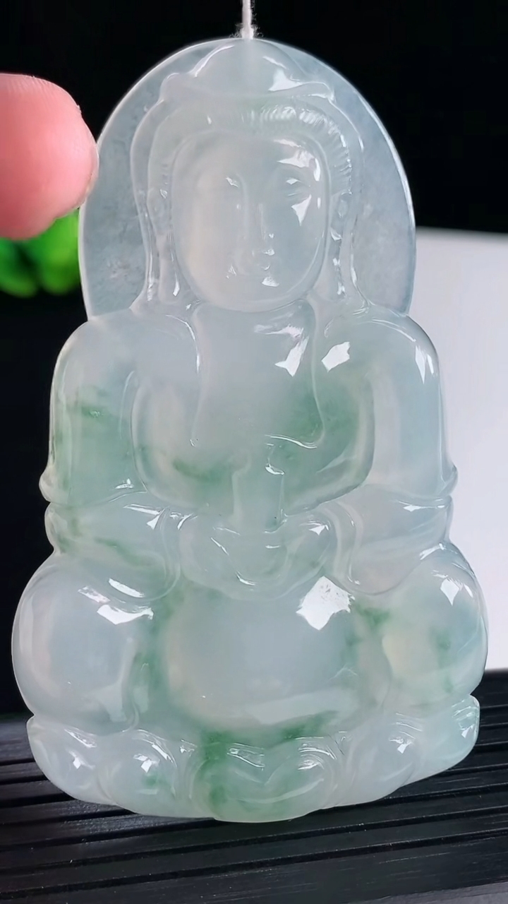 天然A货翡翠种飘花正装观音吊坠，尺寸74.5-46-5.6重量:34.66g
5月7日