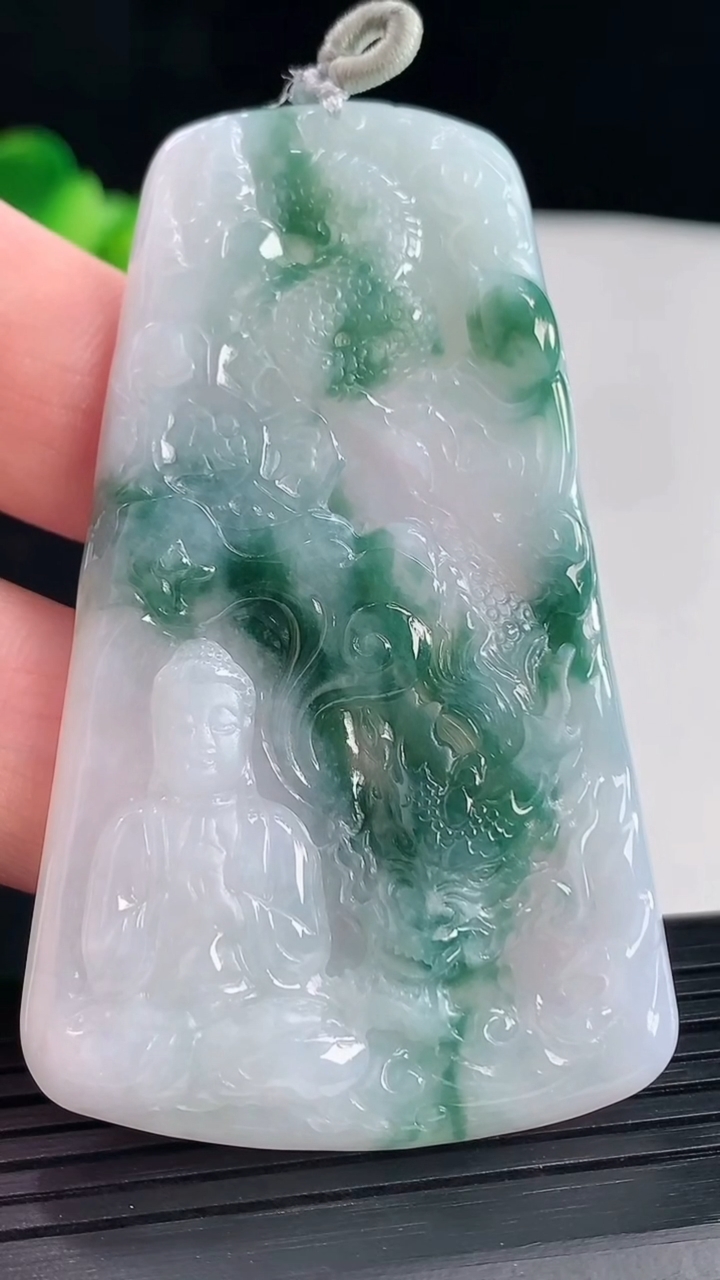 天然A货翡翠飘花祥龙大日如来佛吊坠，尺寸67-40-6重量:30.97g
5月7日