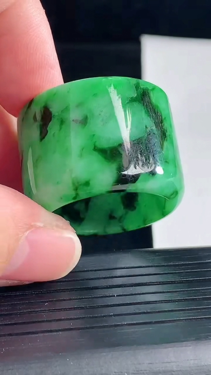 天然A货翡翠素面玉扳指，尺寸24-22-4重量:23.05g2026年5月7日
工厂直销收藏佳品,种好水足，色泽均匀，有种有色，上手高大气！