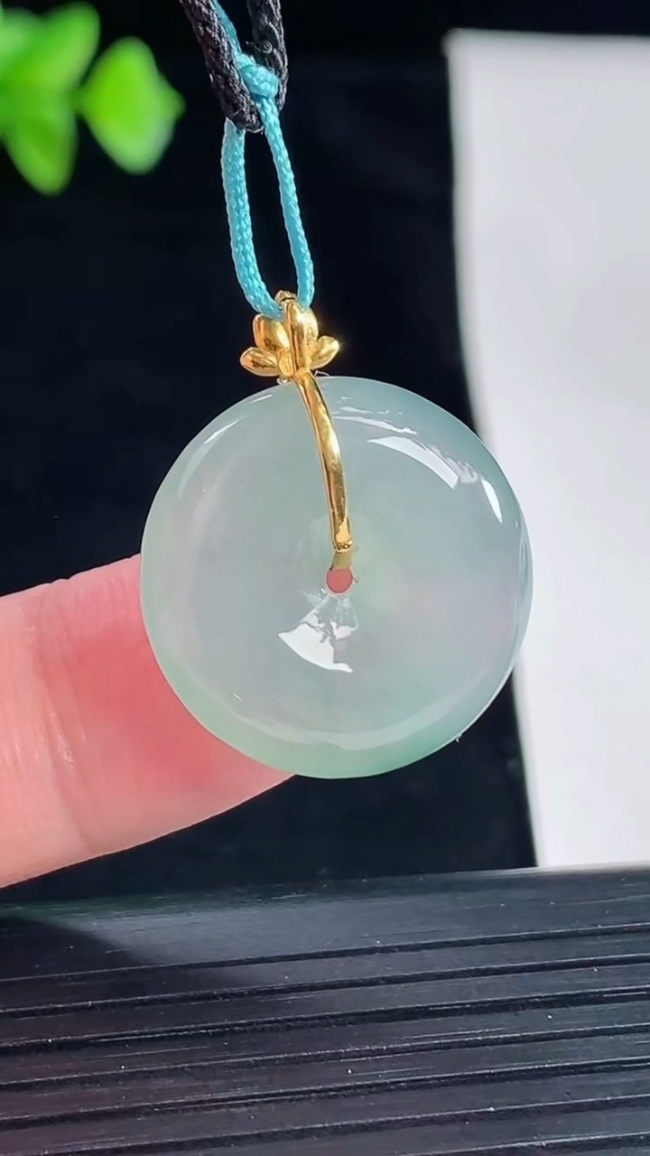 天然A货翡翠种飘花平安扣吊坠，尺寸20.5-5.5重量:4.63g
5月7日