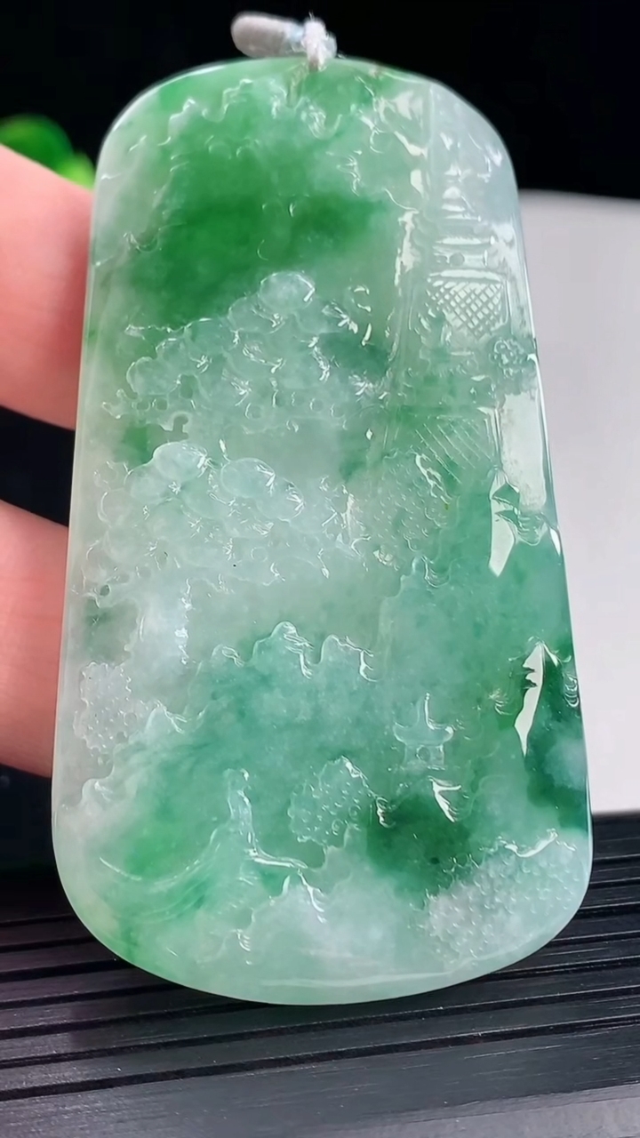 天然A货翡翠山水牌吊坠，尺寸70-38.6-5.6重量:36.26g
5月7日