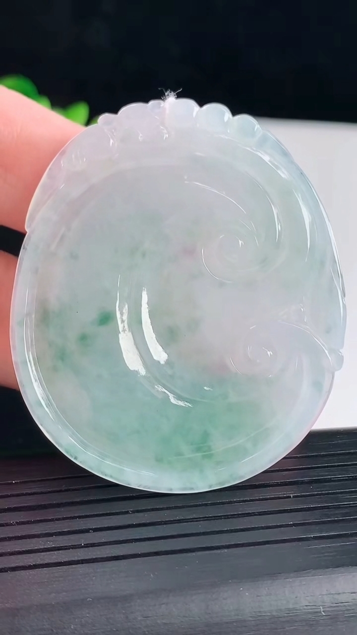 天然A货翡翠如意吊坠，尺寸56-47-5.8重量:26.21g
5月7日