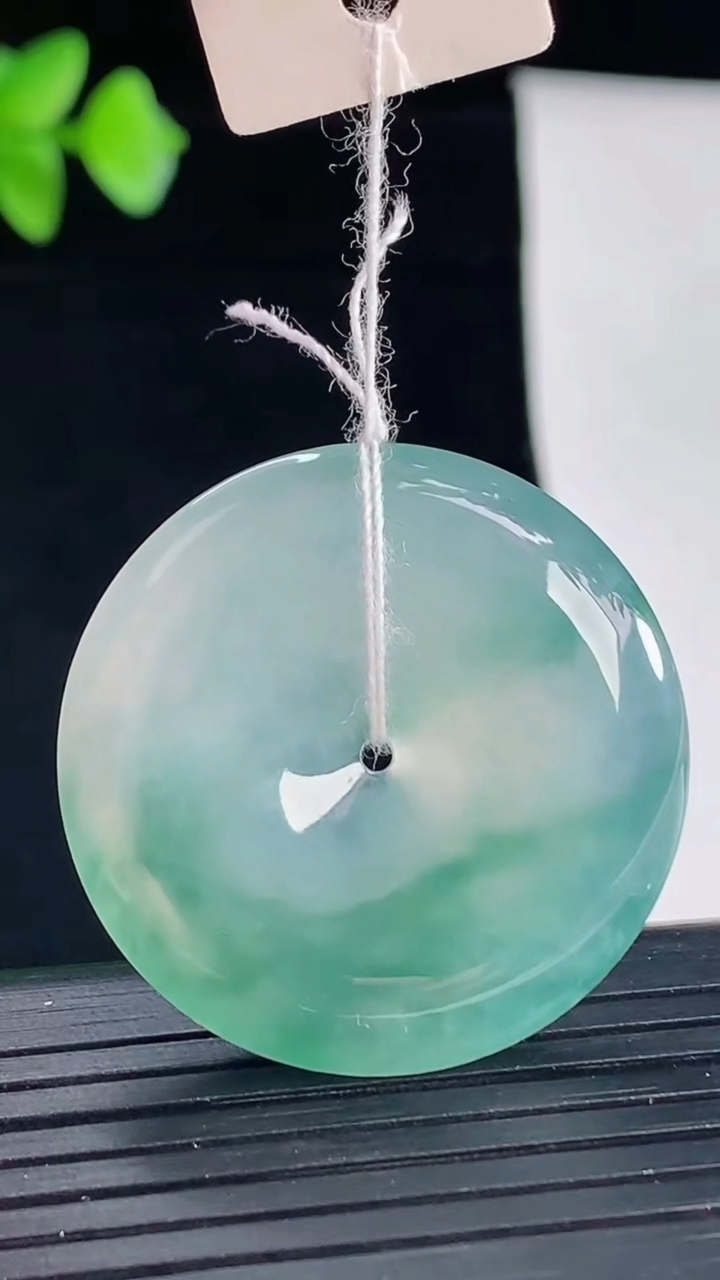 天然A货翡翠种飘花平安扣吊坠，尺寸32-5.8重量:11.53g
5月7日