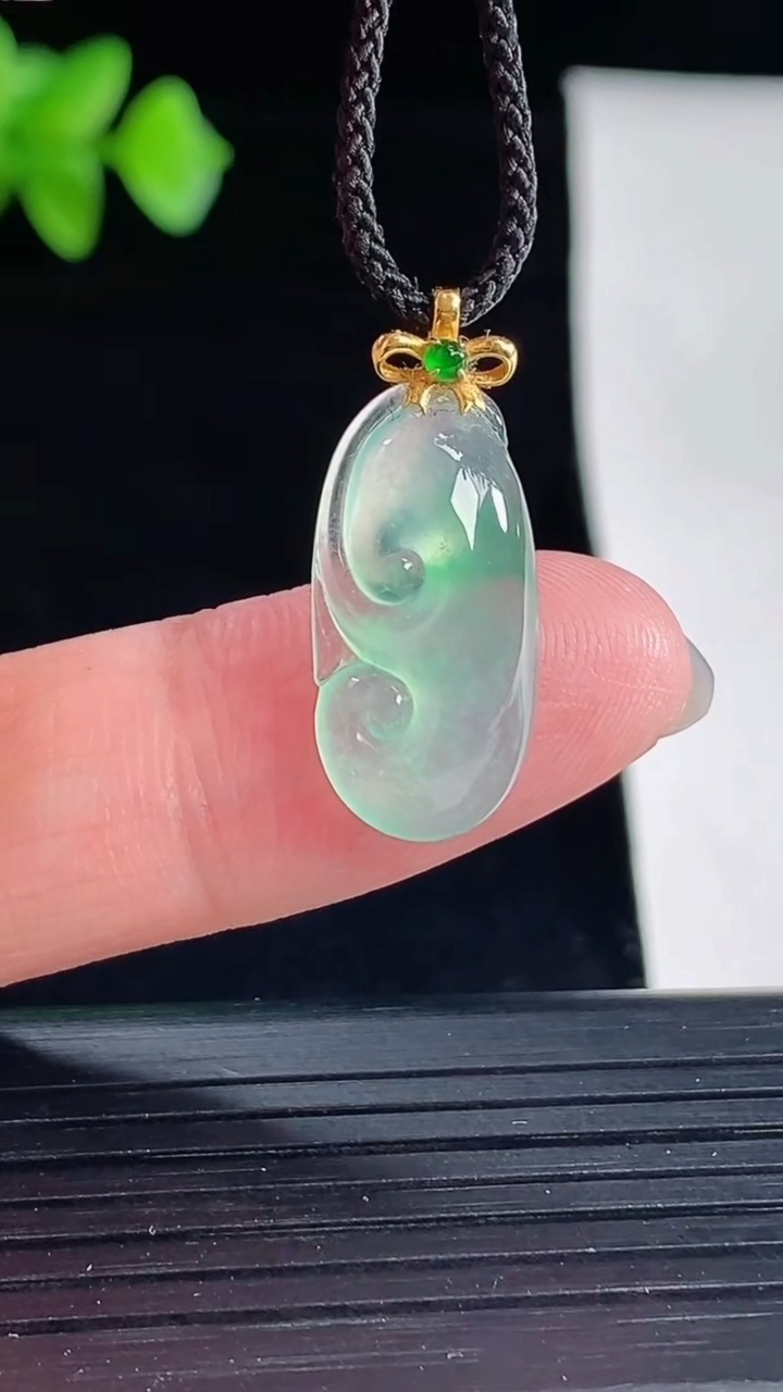 天然A货翡翠如意吊坠，尺寸19-10-4.5重量:1.71g
5月7日