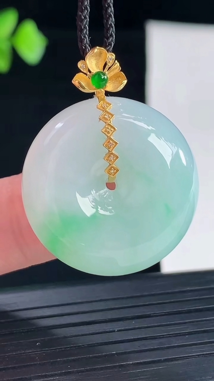 天然A货翡翠路路通吊坠，尺寸26-11重量:15.53g
5月7日