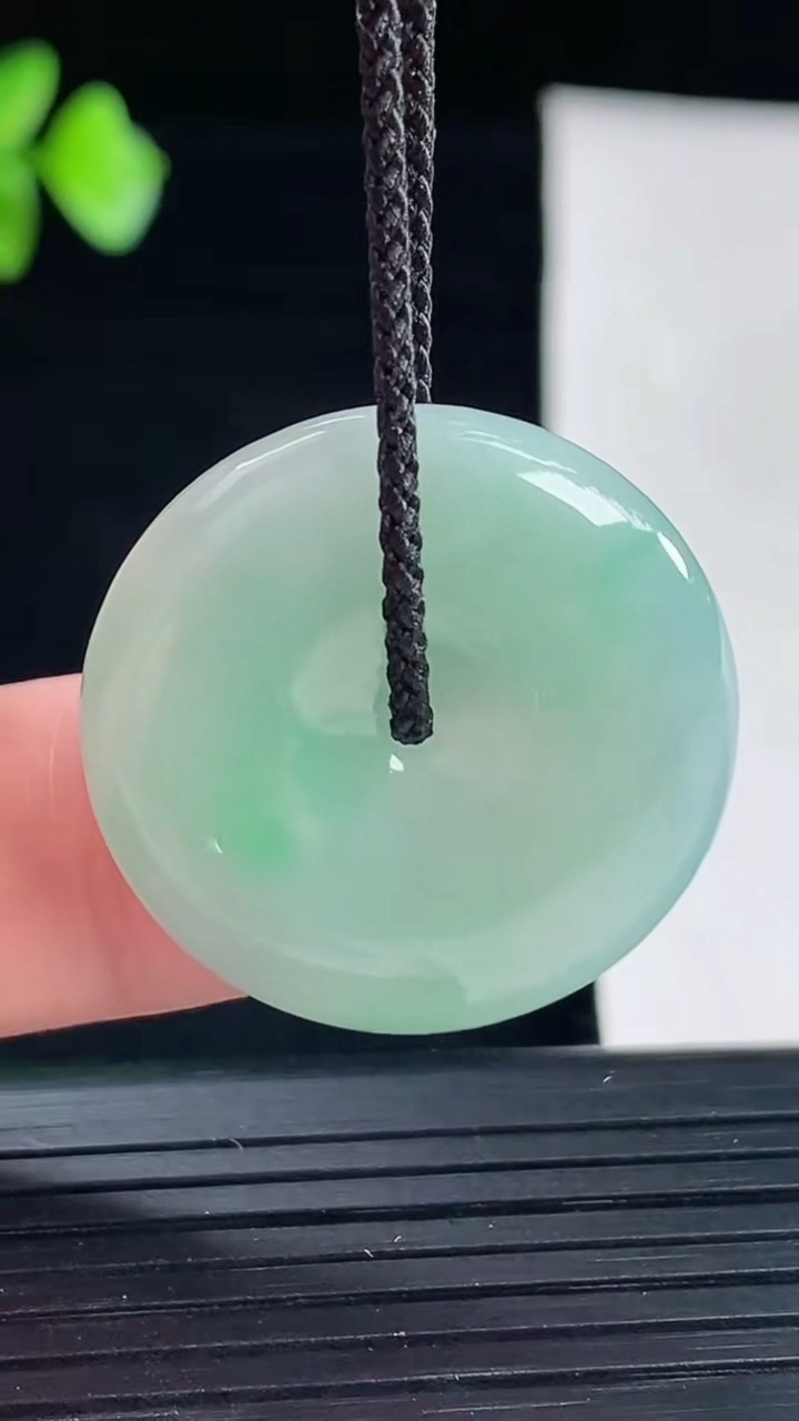 天然A货翡翠平安扣吊坠，尺寸26.5-5.8重量:8.58g
5月7日