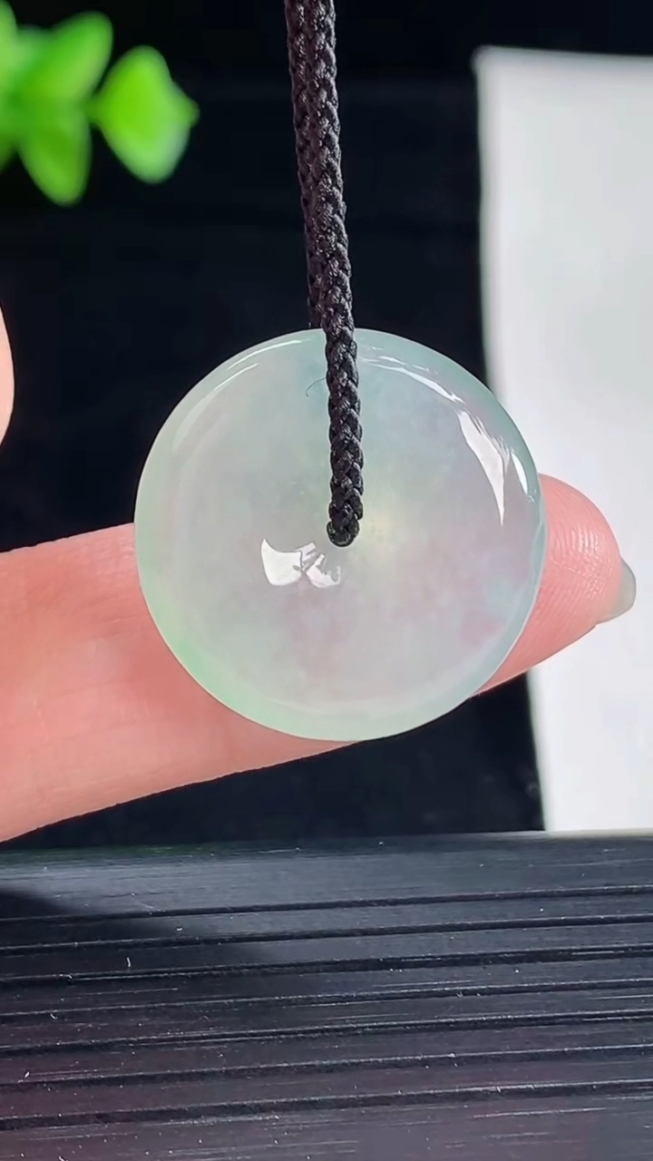 天然A货翡翠平安扣吊坠，尺寸21.5-5重量:4.67g
5月7日