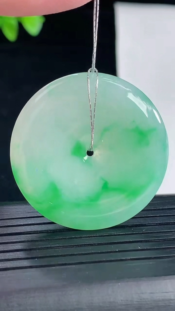 天然A货翡翠平安扣吊坠，尺寸35-5.2重量:13.46g
5月7日