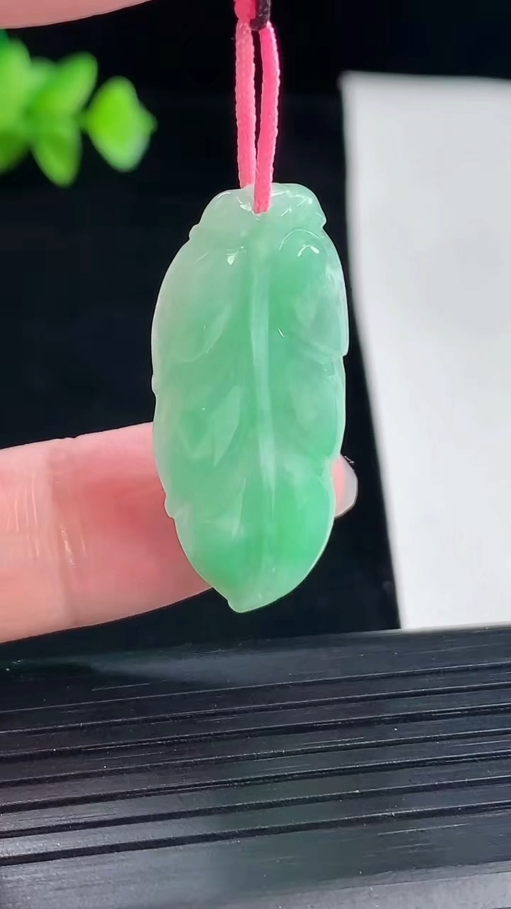 天然A货翡翠金枝玉叶 叶子吊坠，尺寸35-15.5-5重量:4.37g
5月7日