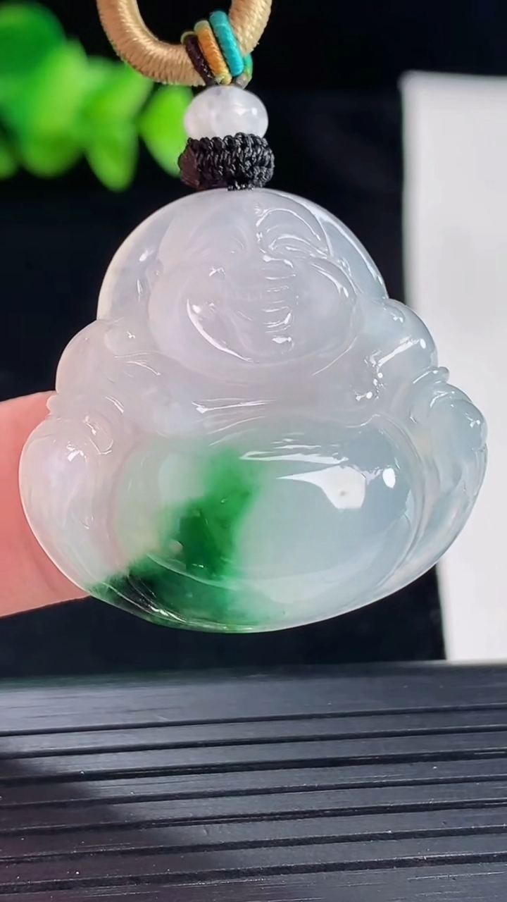 天然A货翡翠冰种飘花佛公吊坠，尺寸31.5-33-7重量:12.45g
5月7日