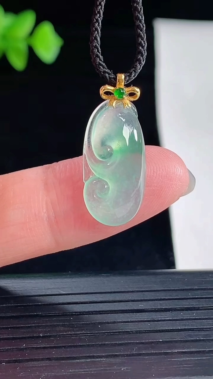 天然A货翡翠如意吊坠，尺寸19-10-4.5重量:1.71g
5月7日