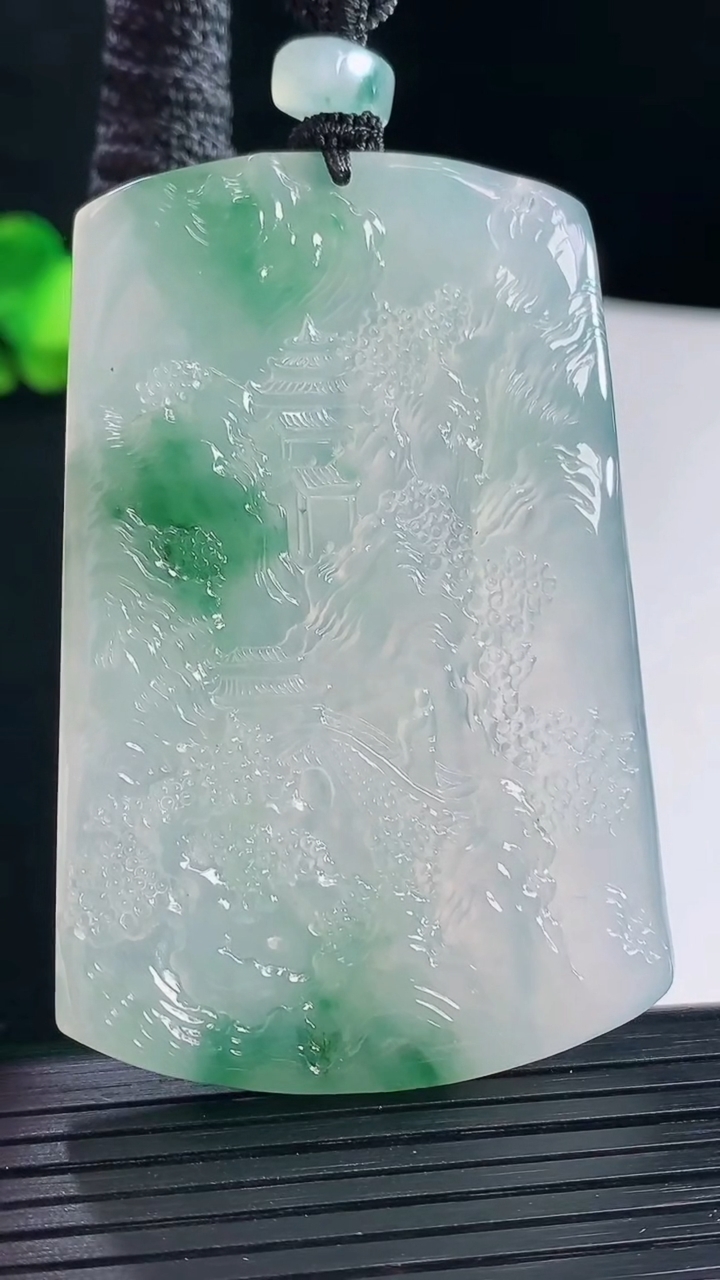 天然A货翡翠种飘花山水牌吊坠，尺寸65-43-5.5重量:40.72g
5月7日