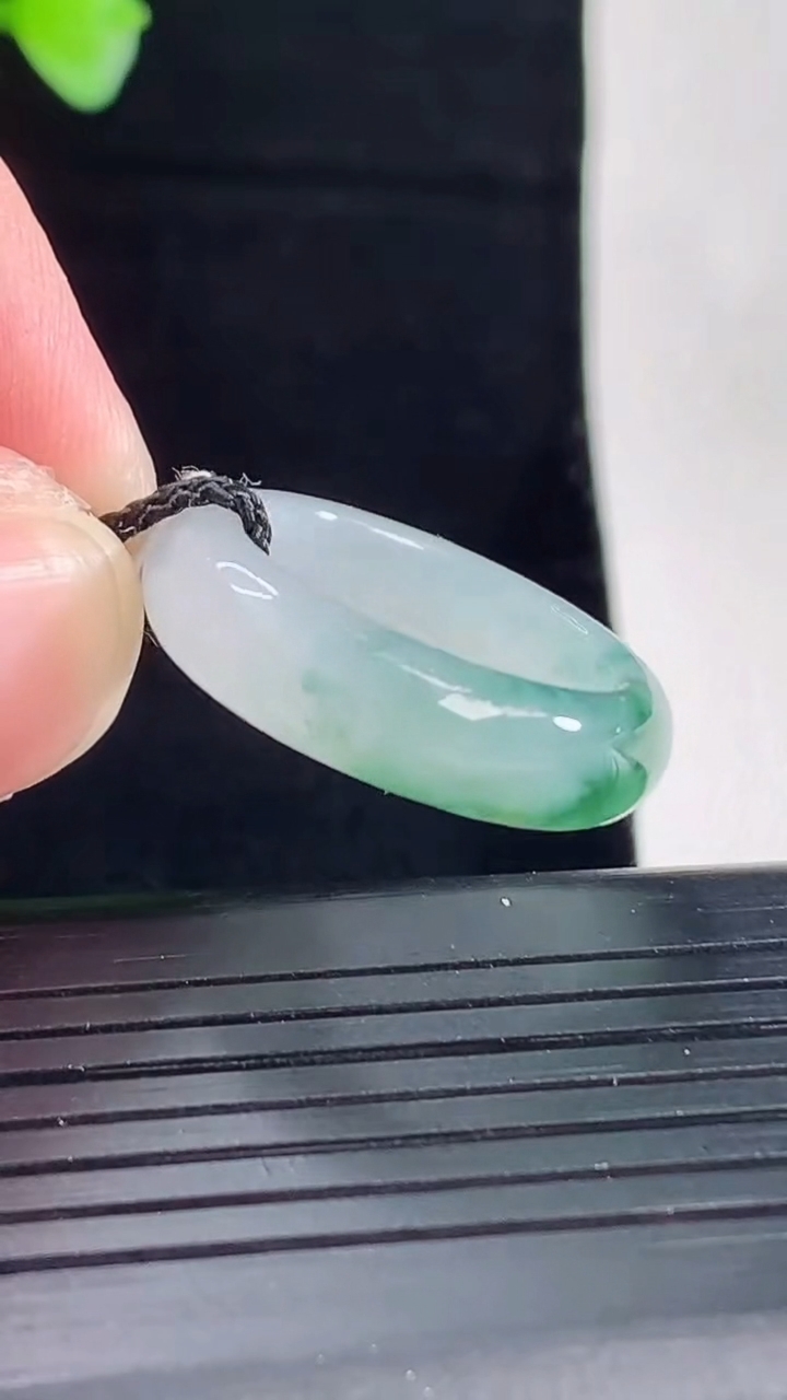 天然A货翡翠冰种飘花玉指环 戒指，尺寸17.2-6-4重量:4.18g2026年5月7日
工厂直销收藏佳品,种好水足，色泽均匀，有种有色，上手高大气！