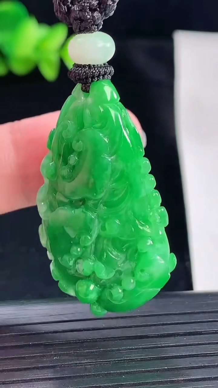 天然A货翡翠白菜吊坠，尺寸38.5-24-16.6重量:22.16g
5月7日