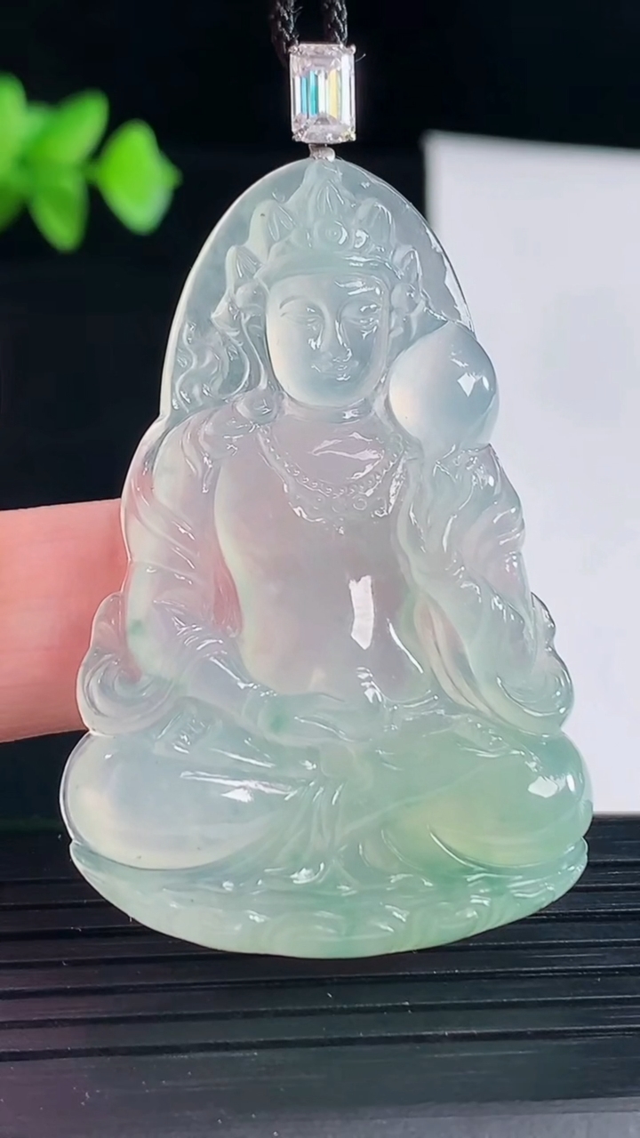 天然A货翡翠度母菩萨吊坠，尺寸48.6-34-5.5重量:16.19g
5月7日