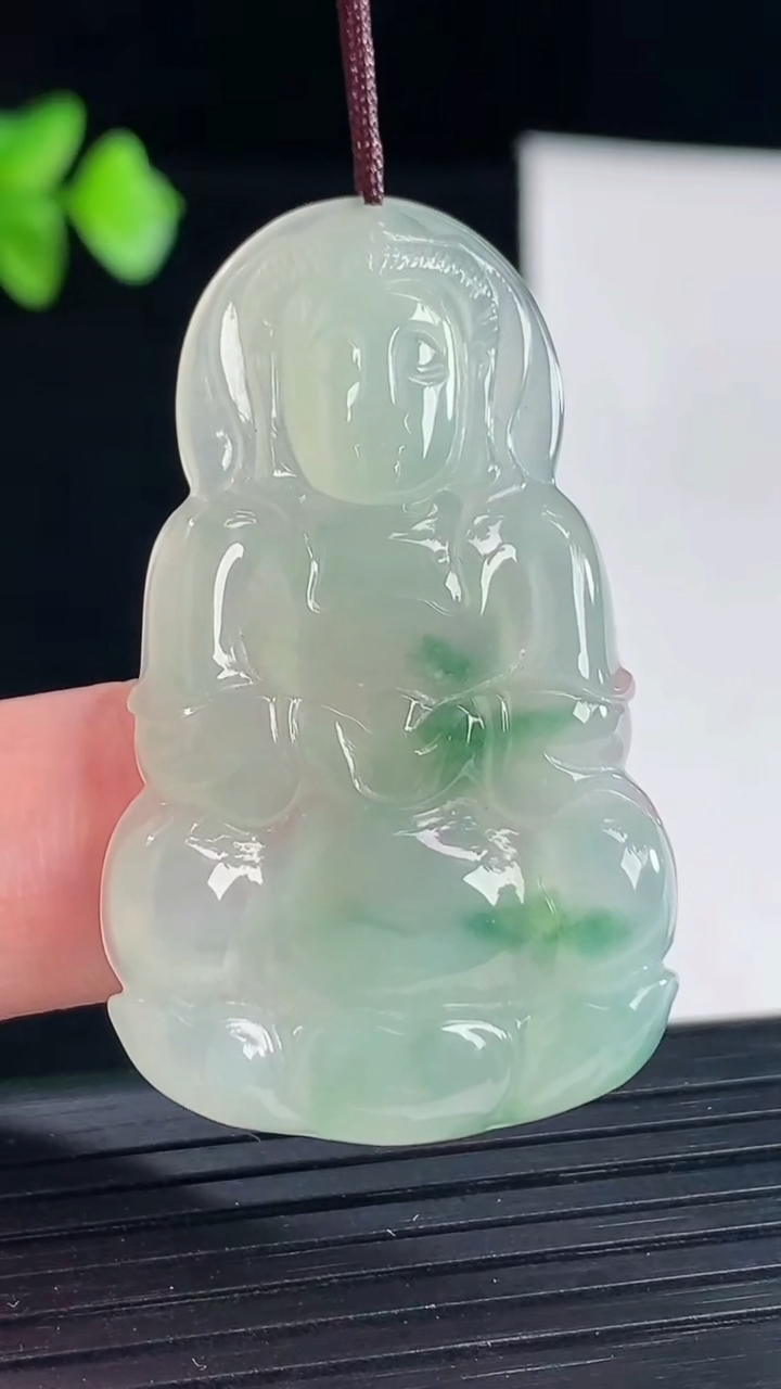天然A货翡翠冰种飘花正装观音吊坠，尺寸44-26.5-4.2重量:8.97g
5月7日