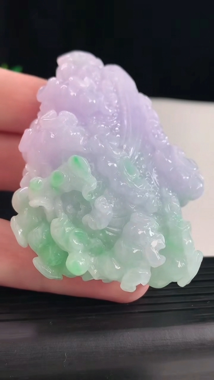 天然A货翡翠春带彩 紫罗兰白菜小摆件，尺寸73-54-28重量:117.69g
5月7日