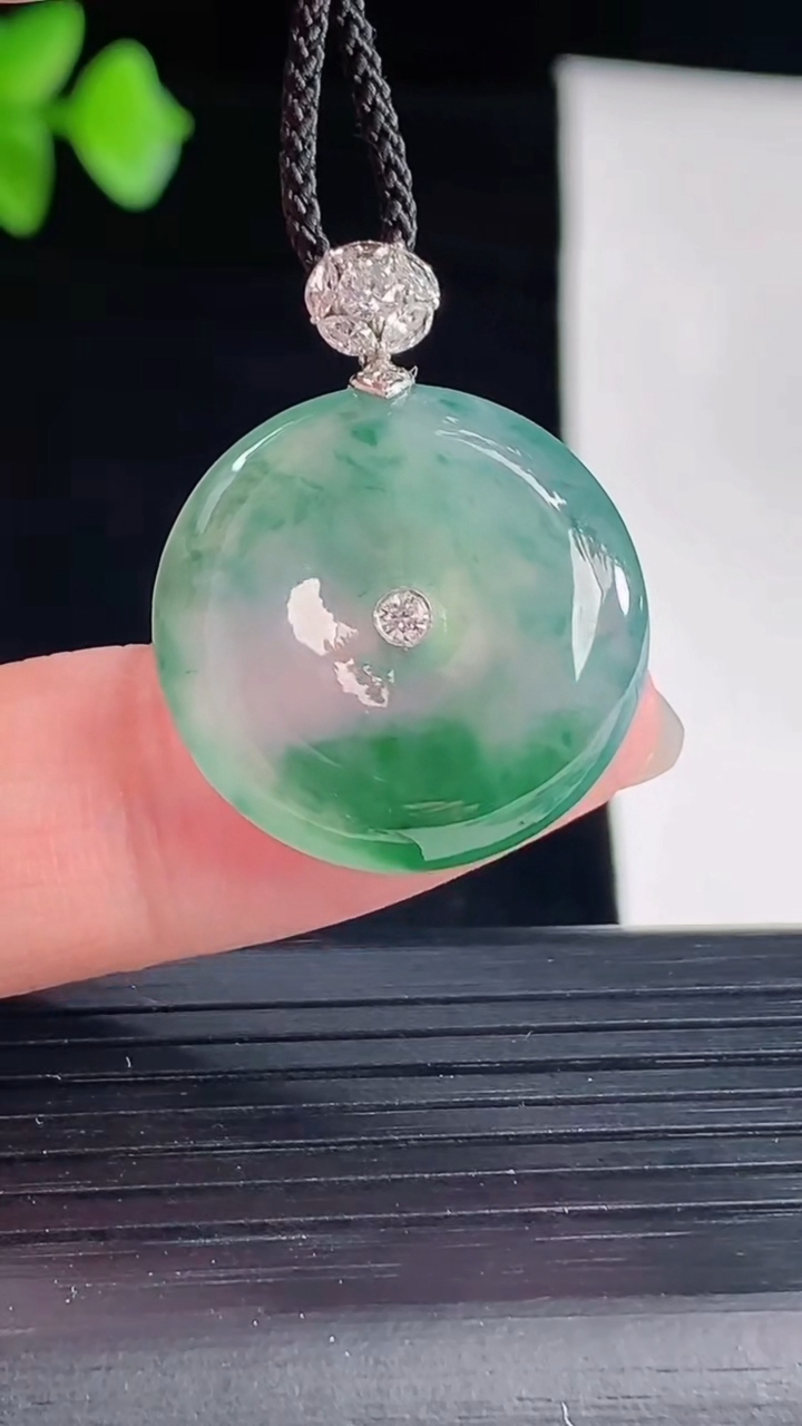 天然A货翡翠种飘花平安扣吊坠，尺寸21.5-5重量:4.65g
5月7日