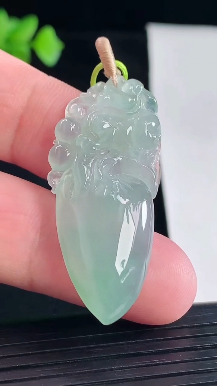 天然A货翡翠寿桃吊坠，尺寸41-19-6重量:7.46g
5月7日