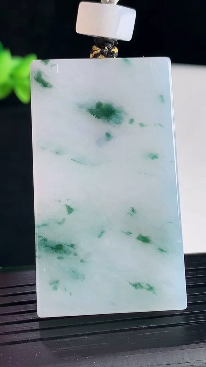 天然A货翡翠飘花无事牌吊坠，尺寸52.8-30-6.2重量:36.38g
5月7日