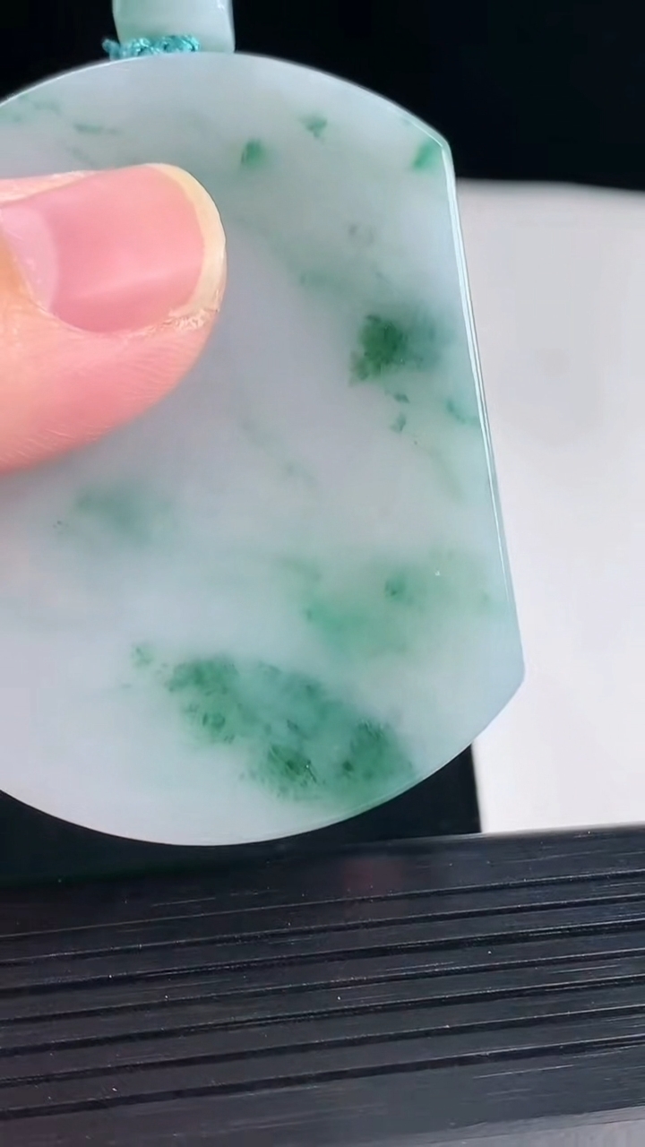 天然A货翡翠飘花无事牌吊坠，尺寸56.2-42-5.5重量:39.07g
5月7日