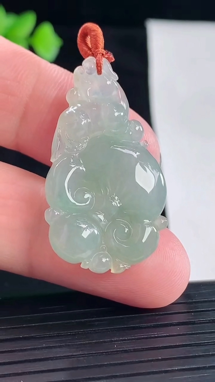 天然A货翡翠如意吊坠，尺寸34-21-6重量:7.58g
5月7日