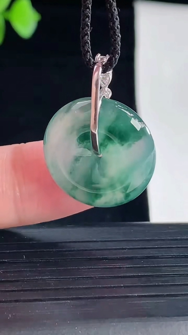 天然A货翡翠种飘花平安扣吊坠，尺寸20-6重量:4.91g
5月7日