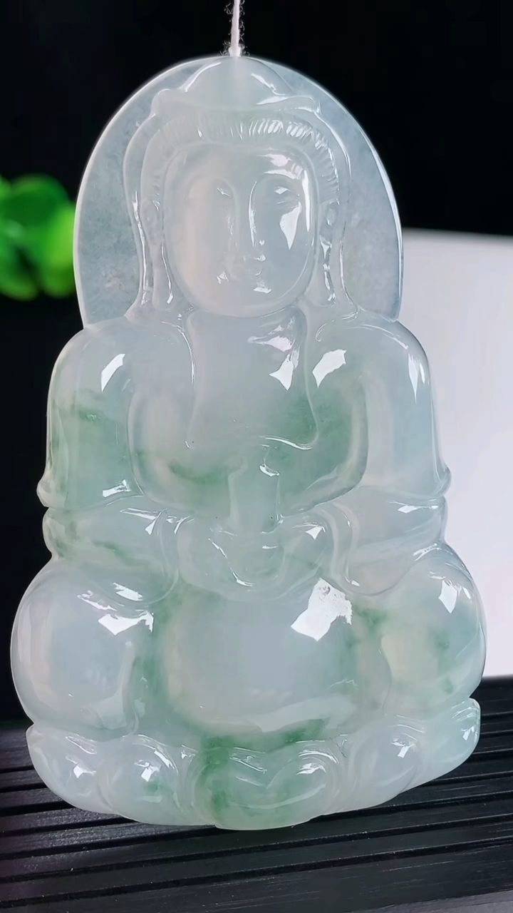 天然A货翡翠种飘花正装观音吊坠，尺寸74.5-46-5.6重量:34.66g
5月7日