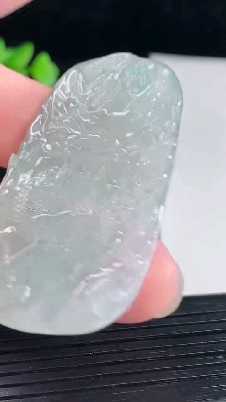 天然A货翡翠龙牌吊坠，尺寸61-29-5重量:16.19g
5月7日