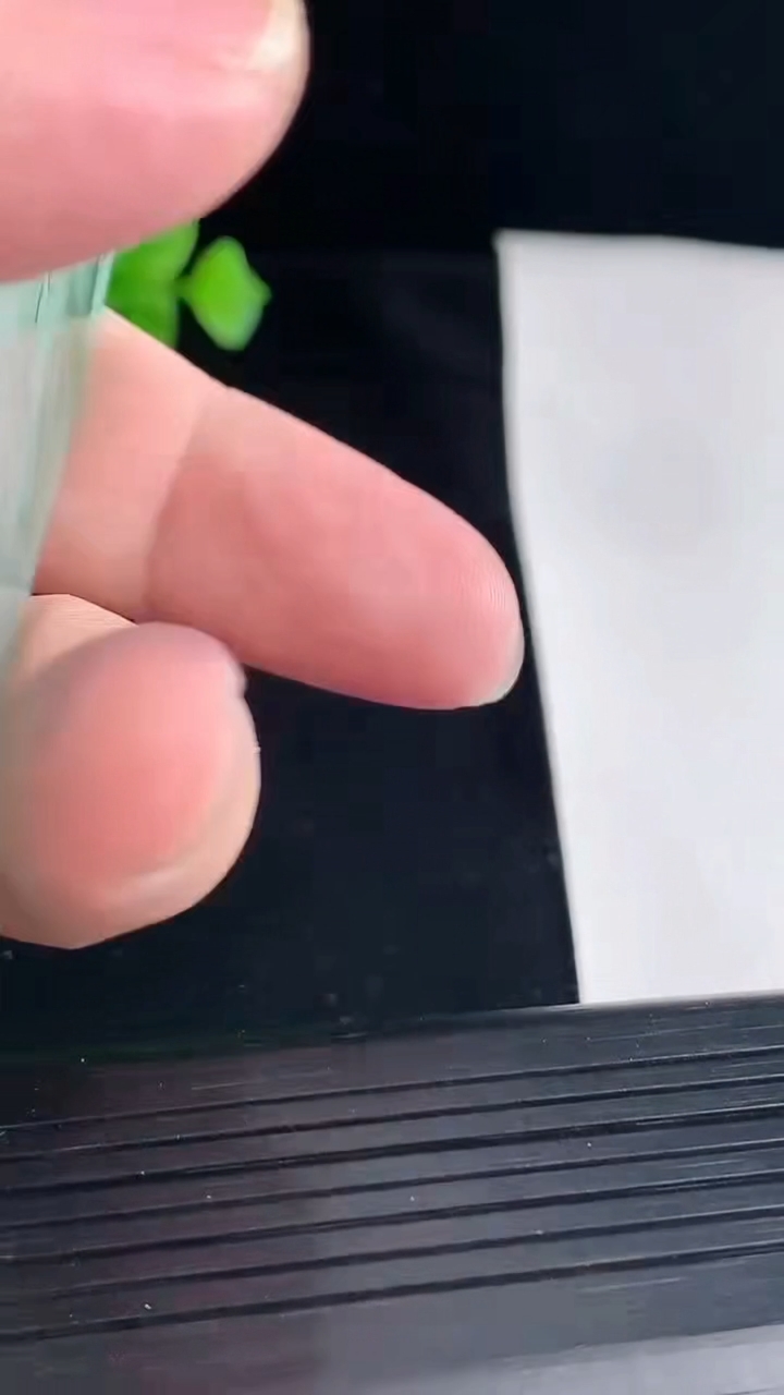 天然A货翡翠山水牌吊坠，尺寸70-38.6-5.6重量:36.26g
5月7日