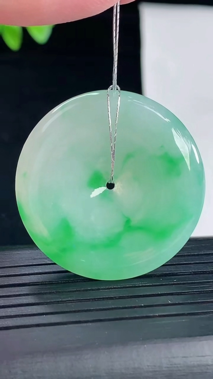 天然A货翡翠平安扣吊坠，尺寸35-5.2重量:13.46g
5月7日