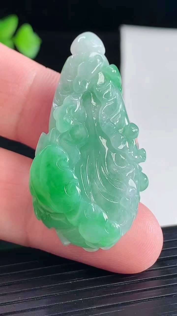 天然A货翡翠白菜吊坠，尺寸44.5-24-10.5重量:15.19g
5月7日