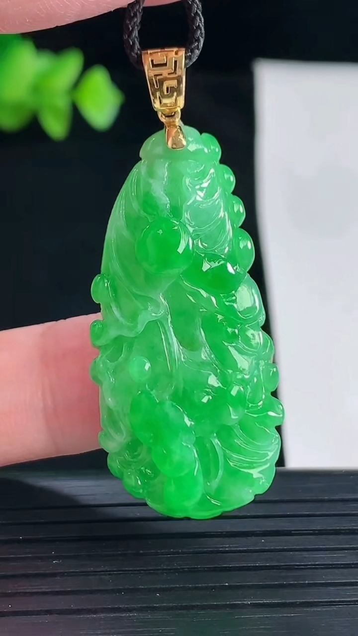 天然A货翡翠白菜吊坠，尺寸38-19.5-9.5重量:10.92g
5月7日