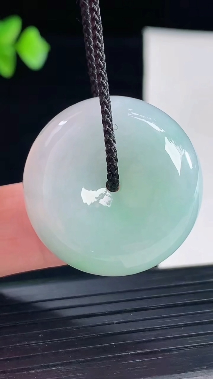 天然A货翡翠路路通吊坠，尺寸28-11.8重量:19.39g
5月7日