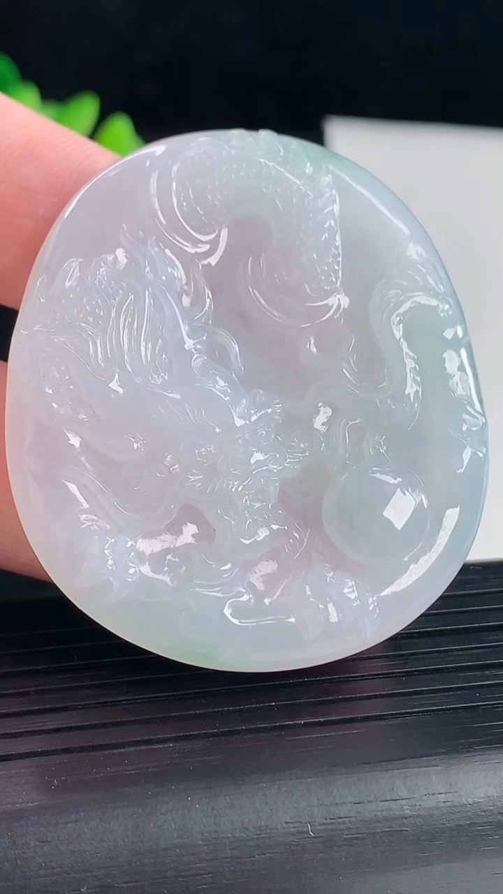 天然A货翡翠龙牌吊坠，尺寸50.5-44-4.2重量:20.20g
5月7日