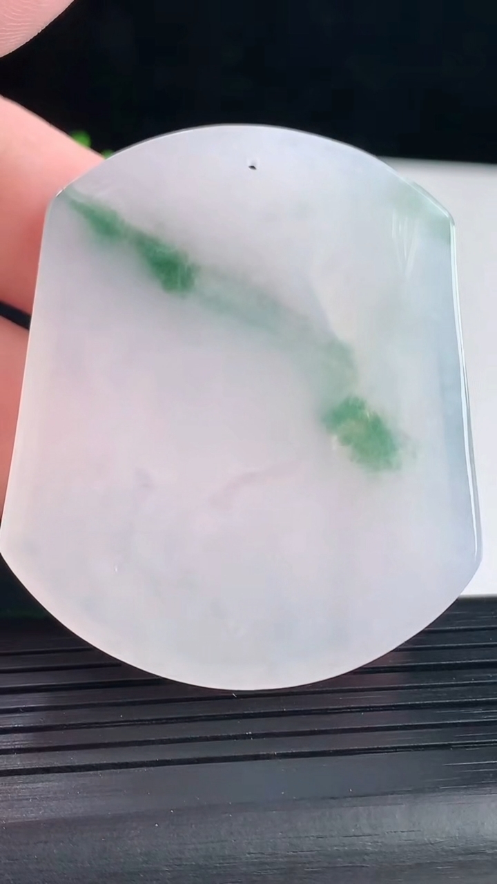 天然A货翡翠飘花生肖马吊坠，尺寸55-45-5.5重量:27.98g
5月7日