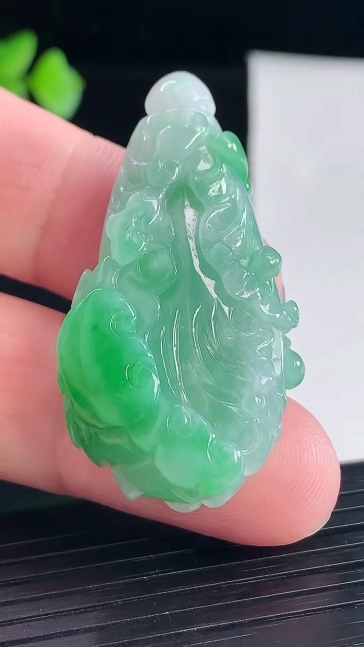 天然A货翡翠白菜吊坠，尺寸44.5-24-10.5重量:15.19g
5月7日