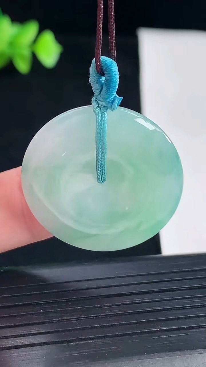 天然A货翡翠飘花平安扣吊坠，尺寸29-5.5重量:9.43g
5月7日