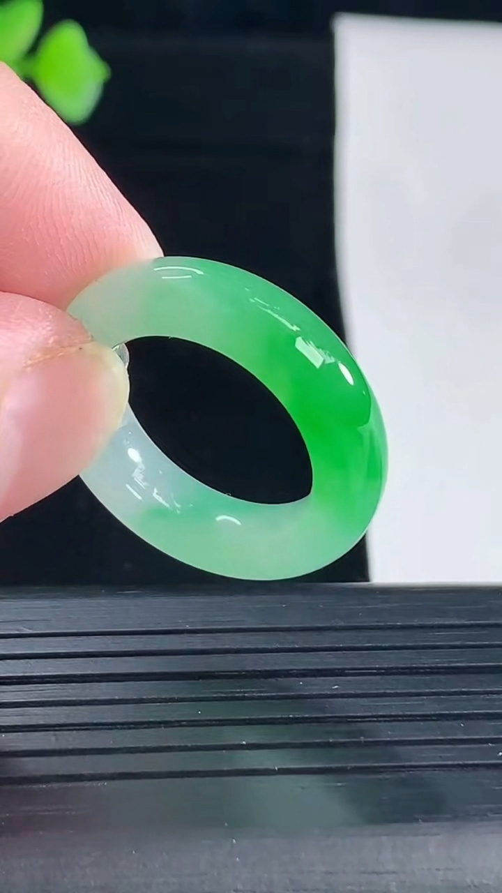 天然A货翡翠玉指环 戒指，尺寸17.2-5.8-5重量:5.20g2026年5月7日
工厂直销收藏佳品,种好水足，色泽均匀，有种有色，上手高大气！