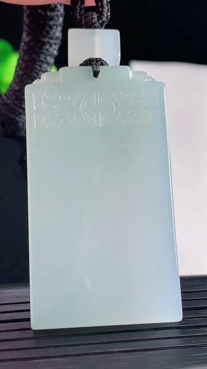 天然A货翡翠种飘花仿古无事牌吊坠，尺寸56-31-6重量:38.13g
5月7日