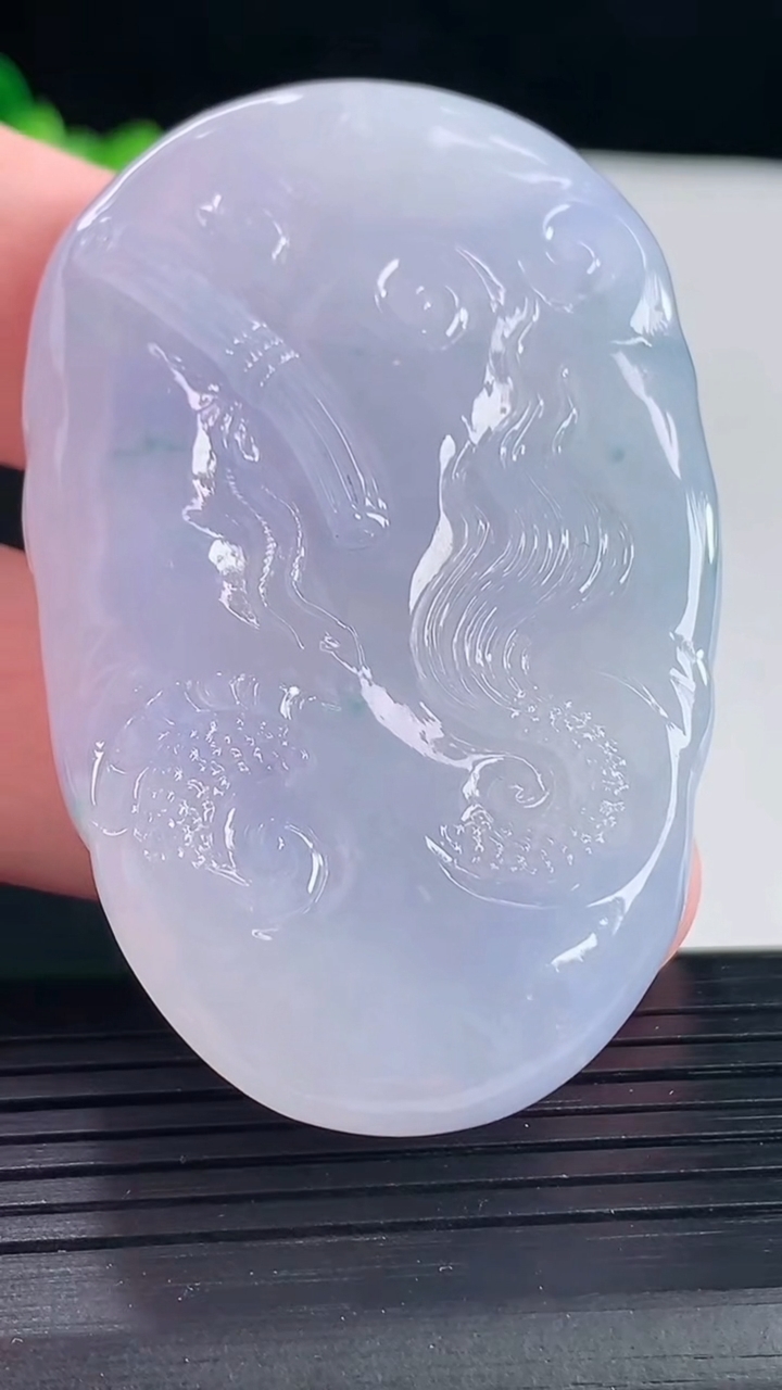 天然A货翡翠种紫罗兰 飘花龙牌吊坠，尺寸58-37-12重量:50.52g
5月7日