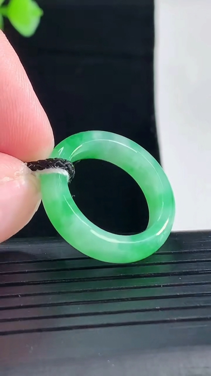 天然A货翡翠玉指环 戒指，尺寸17-5.5-3.5重量:3.69g2026年5月7日
工厂直销收藏佳品,种好水足，色泽均匀，有种有色，上手高大气！