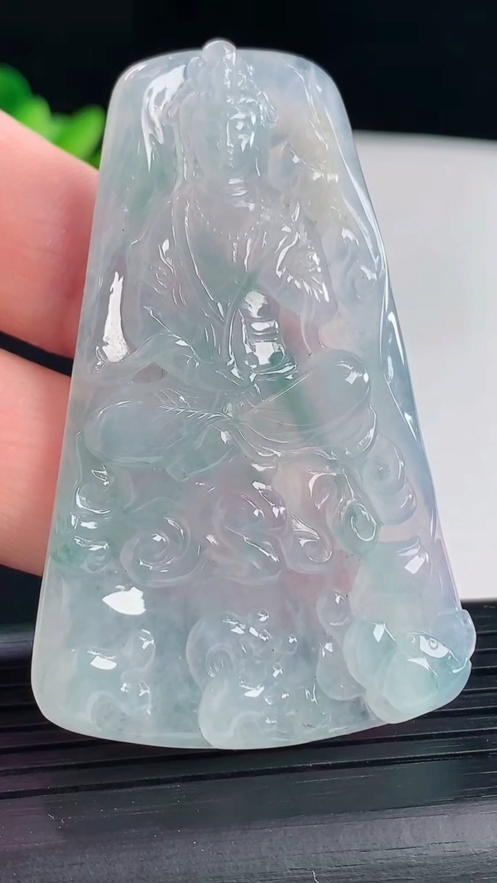 天然A货翡翠飘花大势至菩萨吊坠，尺寸62.6-39-5.5重量:29.52g
5月7日
